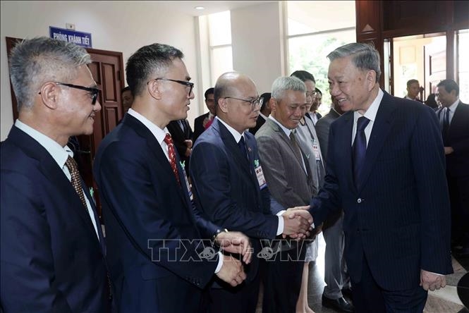 View - 	Chủ tịch nước Tô Lâm gặp gỡ cộng đồng người Việt Nam tại Lào